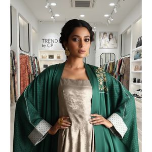 Conjunto de Dos Piezas de Ropa Formal Pakistaní |   Abrigo estilo abaya verde y vestido interior beige |   Tendencias de CP - Product Image 6