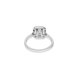 Bague Halo en Or Blanc Massif 18 carats avec Diamants Naturels Taille Émeraude et Grappe de Baguettes, Bijoux Fins, Memoria Jewels, Vente en Gros - Product Image 4