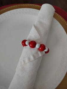 Anneaux de serviette en bois écologiques faits à la main, colorés, pour une décoration de table haut de gamme. - Product Image 3