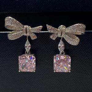 Pendientes de Oro Blanco de 14K con Diamante de Laboratorio Rosa de 5 Quilates, Corte Radiante, Diseño de Media Lazo, Elegantes y Estilosos para Fiestas, Joyería para Mujer - Product Image 6