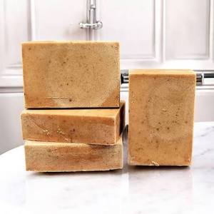 Jabón Artesanal Natural Orgánico de Cúrcuma con Gránulos de Limón para Rostro y Cuerpo - Product Image 2