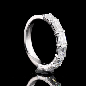 Bague d'éternité minimaliste en or blanc massif 18 carats avec diamant de laboratoire taille émeraude 4 carats certifié IGI, style East West, pour mariage - Product Image 3