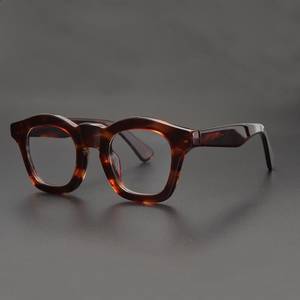 Lunettes épaisses en écaille de tortue foncée - Product Image 1