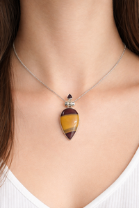 Pendentif artisanal en jaspe Mookaite et grenat, en argent 925 plaqué or jaune et or rose, style vintage, double pierre, bijou tribal pour elle - Product Image 2