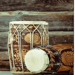 Tambour en bois sculpté avec soin, orné de motifs floraux et d'un robuste lissage blanc, disponible à prix de gros. - Product Image 1