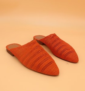 Mules de Rafia Hechos a Mano: Zapatillas Marroquíes de Cuero Tejido - Product Image 2