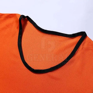 เสื้อกีฬาฟุตบอลน้ำหนักเบา แห้งเร็ว ผลิตจากโพลีเอสเตอร์ 100% ปรับแต่งได้ ใส่สบาย เหมาะสำหรับการฝึกซ้อมและกีฬาประเภททีม - Product Image 4