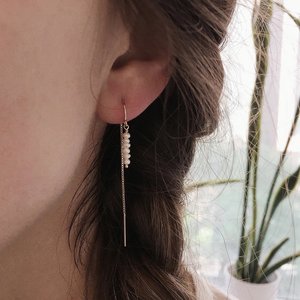 ต่างหูมุกน้ำจืดแบบร้อยเชือกประดับลูกปัด ต่างหูห้อยมุกเรียบหรู เครื่องประดับมุกมินิมอล ของขวัญแฮนด์เมดสุดหรูสำหรับผู้หญิง - Product Image 3