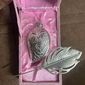 กล่องซินดูร์สีเงินและแท่งติลักในชุดของขวัญสำหรับเทศกาลดีวาลี - Product Image 1