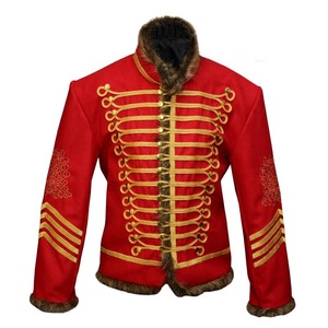Veste d'hiver formelle pour homme en laine rouge, style hussard, avec broderie dorée, col en fausse fourrure, double boutonnage, col montant - Product Image 3
