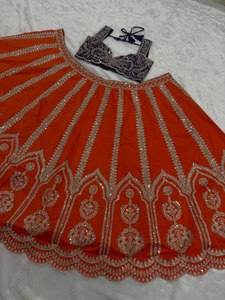Vente en gros de Lehenga en soie de créateur haut de gamme bicolore, style indien pakistanais, pour femmes, idéal pour les mariages traditionnels et les fêtes de Diwali, avec travail de sequins lourds - Product Image 3