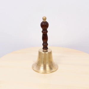 Campana de mano de latón premium con mango de madera para servicios de oración escolares y sonido claro, campana de mano de latón para decoración exterior. - Product Image 1