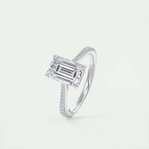 Anillo de compromiso solitario con diamante cultivado en laboratorio de corte esmeralda de 2.25 quilates, engastado en pavé tipo catedral, elaborado en oro blanco de 14k. - Product Image 2