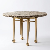 Table d'appoint élégante avec plateau rond en marbre, base en métal bronze et pied sphérique en bois finition noyer pour salon, meubles de maison