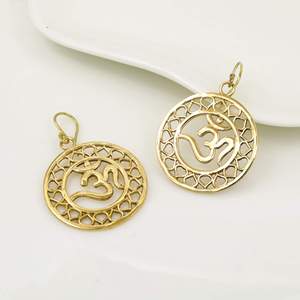 Boucles d'oreilles pendantes plaquées or avec symbole Om, style hindou religieux tendance, bijoux unisexes en laiton - Product Image 3