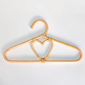 Perchas para ropa de niños hechas de ratán natural, con diseños de sol, corazones y flores; perchas para ropa de muñecas. - Product Image 4