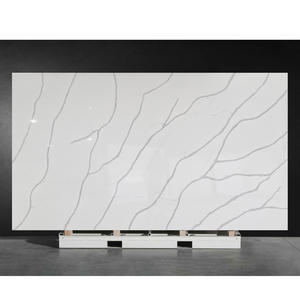 NV833 Descuento en Inventario de Fábrica Listo para Enviar Losa de Cuarzo Calacatta Piedra de Cuarzo Artificial con Precio Bajo en Venta - Product Image 1