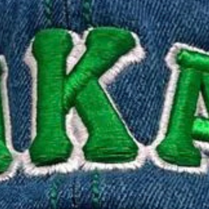 Gorra de Mezclilla AKA de Lavado Medio, Azul Medio, Desgastada, con Letras Bordadas en Verde, Ajustable, para Mujer - Product Image 6