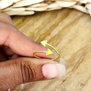 Anillo Triangular Minimalista en Oferta, Joyería Boho de Latón para Mujer, Chapado en Oro de 18k, Motivo Geométrico, Flecha Delicada, Venta al por Mayor/OEM/ODM - Product Image 2