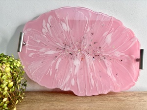 Plateau en résine époxy rose écologique personnalisé avec poignées, plateau de service décoratif fait à la main - Product Image 2