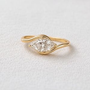 แหวนหมั้นเพชรโมอิสซาไนต์ทรงมาร์คีส์ 1.00 กะรัต ฝังขอบทอง 14K งานแฮนด์เมด คลาสสิก รับรองโดย IGI - Product Image 1
