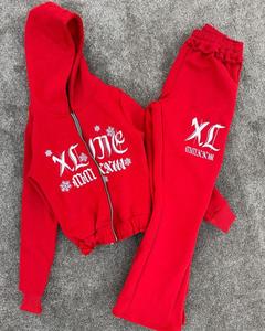 Survêtement à capuche pour femme rouge avec logo blanc imprimé, fermeture éclair intégrale et poches latérales, tenue décontractée d'hiver à prix abordable - Product Image 1