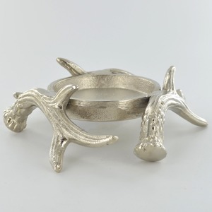 Portavelas de cuerno de ciervo plateado con copa redonda texturizada, soportada por patas de cuerno de ciervo realistas y rústicas, para decoración. - Product Image 2