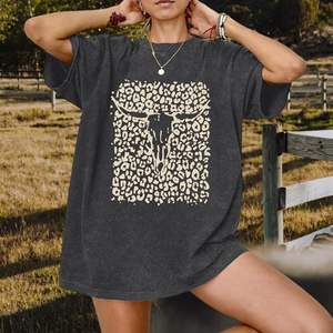 Camiseta Blanca con Logotipo Personalizado, Impresión DTG, 100% Algodón, Estilo Desgastado para Mujer, Lavado Ácido, Vintage, Unisex, Oversize, Hombros Caídos - Product Image 2