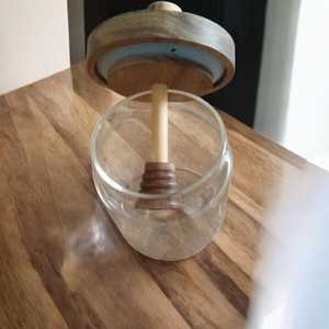 Pot à miel en verre avec couvercle en bois et cuillère distributrice : Rangement rustique pour la cuisine - Product Image 5
