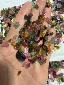 พลอยทัวร์มาลีนธรรมชาติ BU GEMS รูปทรงใบไม้  รับรองโดยผู้เชี่ยวชาญ  คละสี ไม่มีรู  ขนาดอิสระ  นำเข้าจากแอฟริกา สำหรับทำเครื่องประดับ - Product Image 3
