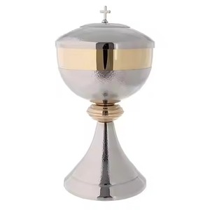 Ciborio Religioso para Comunión con Banda Dorada y Cruz en la Parte Superior, Acero Inoxidable con Acabado Pulido para la Adoración - Product Image 1