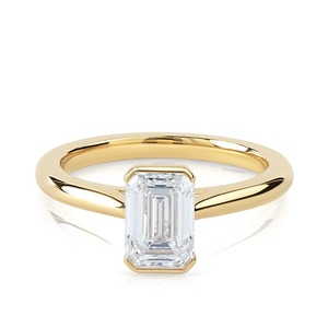 Bague de fiançailles en or jaune avec diamant de laboratoire taille émeraude 1,75 carat, sertie clos, solitaire, pour mariage, bijoux fins, vente en gros - Product Image 1