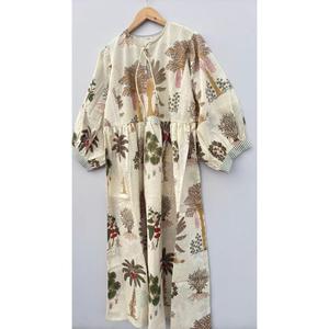Robe midi élégante bohème beige en coton artisanal avec col noué et imprimé ethnique palmiers, robe décontractée pour femmes - Product Image 2