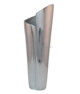 Florero de metal plateado brillante posiblemente de metal con diseño antiguo destinado a la decoración del hogar Hecho a mano por Azora Industries - Product Image 3