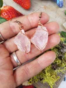 Boucles d'oreilles en cristal de quartz rose brut, grandes et massives, bijoux en cuivre et quartz rose - Product Image 6