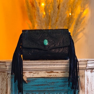 Bolso Cruzado de Cuero Genuino Venus Leathers, Estilo Western, Hecho a Mano, con Patrón Floral y Letras, Cierre de Cremallera, 45-55cm - Product Image 1