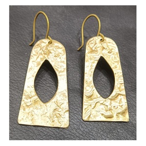 Boucles d'oreilles pendantes martelées en laiton faites à la main, unisexe, idéales pour le quotidien, les fêtes, les mariages et les occasions festives – Meilleur prix – Vente flash - Product Image 1