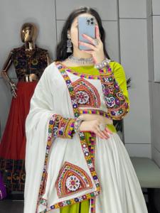 Conjunto de Lehenga Choli Tradicional de Rayón y Algodón para Mujer al por Mayor con Falda de 6 Metros y Trabajo de Espejos, Ideal para Festivales y Bodas - Product Image 3