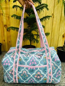 Bolsa de Viaje de Lona de Algodón Acolchada, Hecha a Mano en India, Ligera y Ecológica, con Patrón Floral Bordado, Espaciosa, para Fin de Semana - Product Image 2