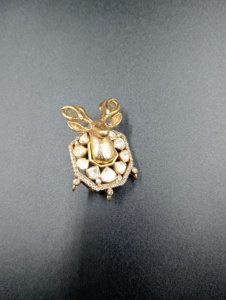 เข็มกลัดรูปนกยูงชุบทอง AMAIRA JEWELS ประดับด้วยมอยส์ซาไนต์และพลอยโพลกี้แบบฝังกรงเล็บ เครื่องประดับแฟชั่นสำหรับทุกเพศ - Product Image 5