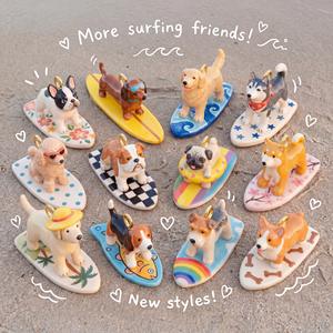 Colgante personalizado en stock para collar DIY, con diseños de perros de playa y surf (Bulldog Francés, Golden Retriever), fabricado al vacío en horno. - Product Image 1