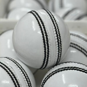 ลูกคริกเก็ตคุณภาพพรีเมียม 4 ลูก น้ำหนัก 156 กรัม สำหรับการทดสอบการแข่งขัน เย็บมือ หนังแท้ แกนคอร์กสีขาว - Product Image 3