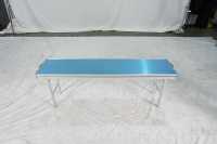 Table pliante moderne en aluminium avec base trépied réglable en hauteur, design peu encombrant pour usage extérieur et commercial quotidien