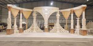 Decoración Moderna y Lujosa para Escenario de Recepción de Bodas con Sofá Dorado, Diseño Floral, Fibra de Vidrio Ligera, Tamaño Personalizado - Product Image 2