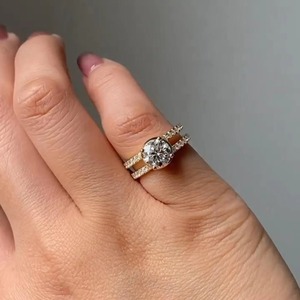 Élégante bague de fiançailles à double bande avec diamant de laboratoire rond de 2 carats, en or jaune 14 carats, bijoux de mariée pour femme - Product Image 5