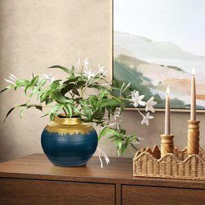 Vase de sol minimaliste en métal noir Floral Haven, fait main, texture géométrique, forme ovale décorative - Product Image 2