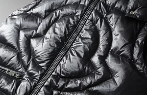 เสื้อกั๊กพัฟเฟอร์แบบมีฮู้ดบุใยกันลมสำหรับผู้ชาย สีดำ เงางาม ระบายอากาศได้ดี เหมาะสำหรับฤดูหนาวและกิจกรรมกลางแจ้ง  รับผลิตตามแบบ OEM - Product Image 4