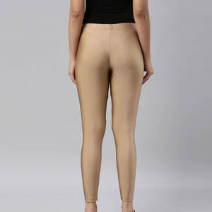 Leggings de yoga para mujer con ajuste regular y tela que controla la humedad para entrenamiento intenso. - Product Image 4