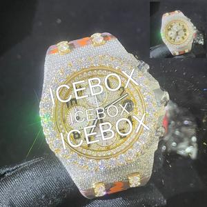 Montre numérique bicolore personnalisée avec boîtier incrusté de diamants VVS Moissanite, résistante à l'eau 10 ATM, bracelet en acier inoxydable et fermoir en verre - Product Image 5