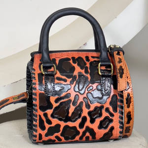 Bolso de lona de cuero vacuno con estampado de leopardo, hecho a mano, de lujo, con cremallera, estilo unisex para viajes. - Product Image 2